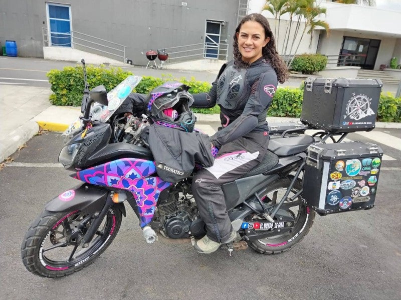 en moto colombiana cruza Honduras