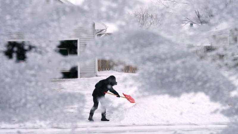 Las personas están tratando de quitar la nieve de sus viviendas.
