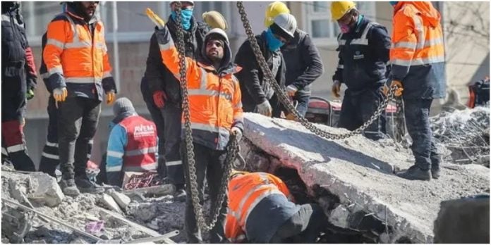 rescatan niño en Turquía