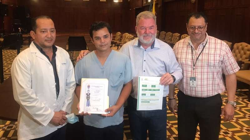 Foto oficial tras la contratación del médico cirujano en San Pedro Sula.