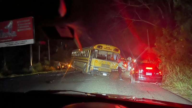 El autobús amarillo presentaba daños en su parte delantera.