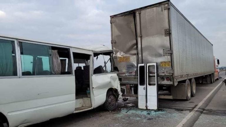 Unidad de transporte choca con rastra