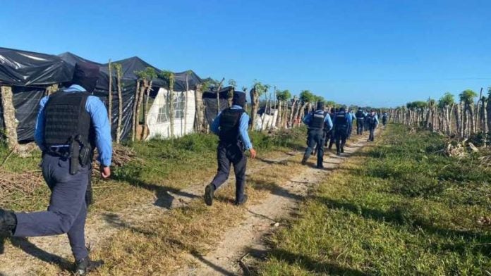 Desalojan familias en La Masica