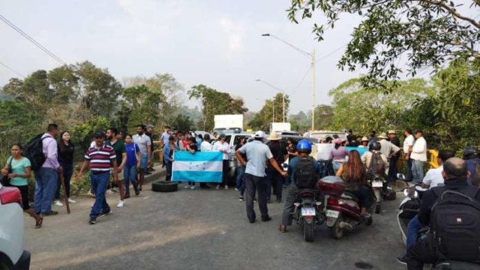 protesta en el puente Danto