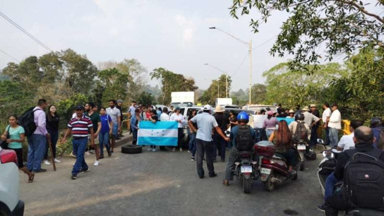 protesta en el puente Danto