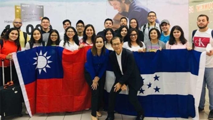 Hondureños becados en Taiwán