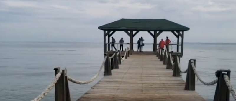 Este municipio tiene un muelle que atrae a muchos turistas.
