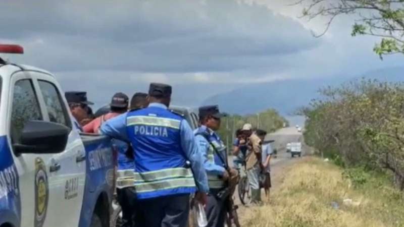 A los policías heridos los movilizaron a un centro asistencial.