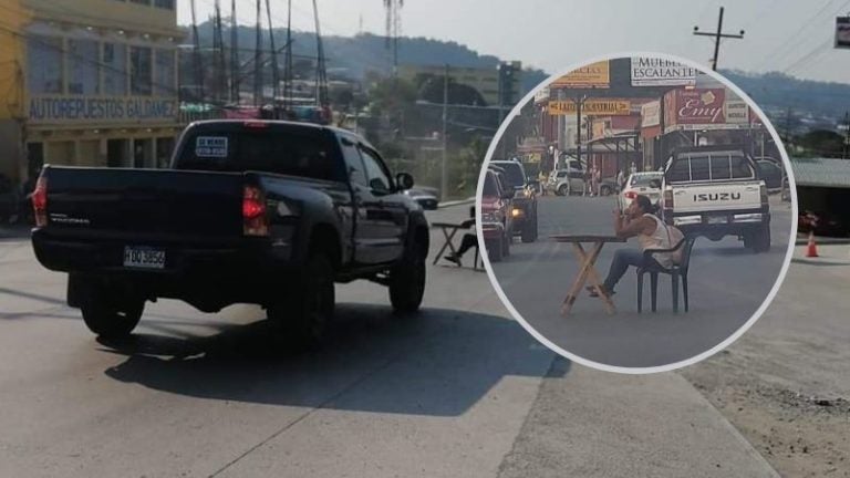 mujer en Copán protesta mesa carretera CA