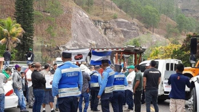 Importadores de vehículos se toman carreteras