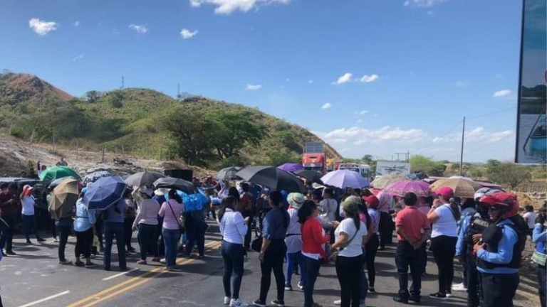 Maestros bloquean el paso en la CA-3, que conduce a Choluteca