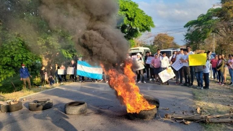 Maestros se toman la CA4, en Ocotepeque; exigen salarios atrasados