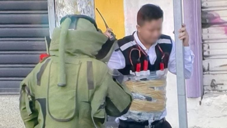 Liberan a hombre con explosivos adheridos a su cuerpo en Ecuador