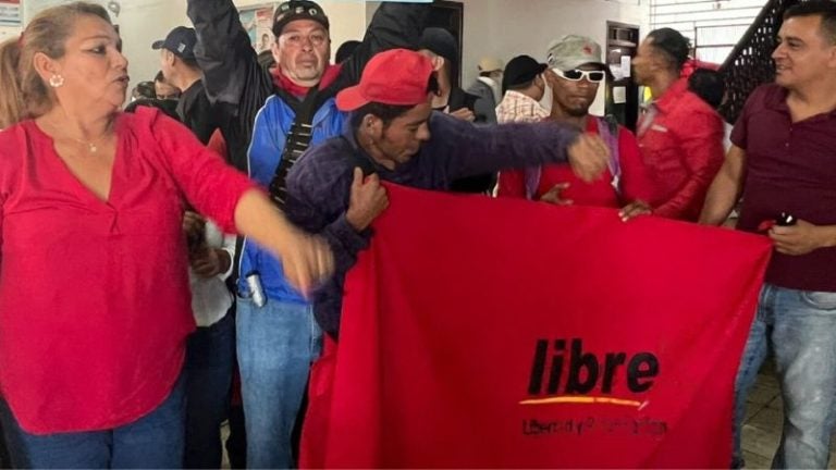 Colectivos de Libre exigen despedir «cachurecos» de centro de salud