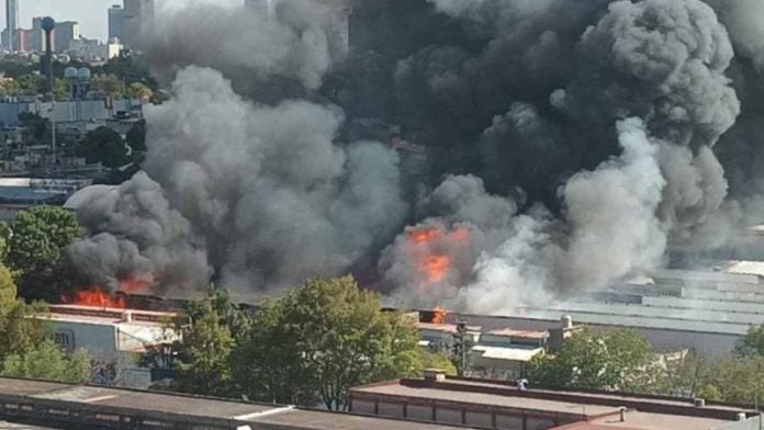 Incendio fábrica llantas México