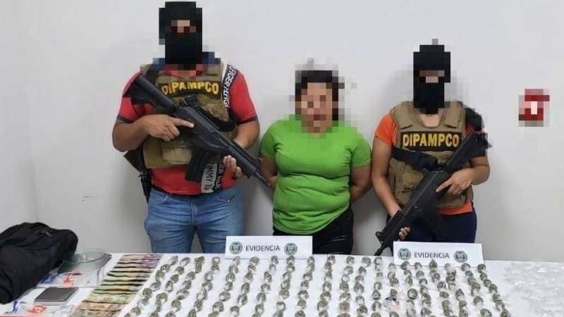 A la mujer la presentaron ante los medios de comunicación.