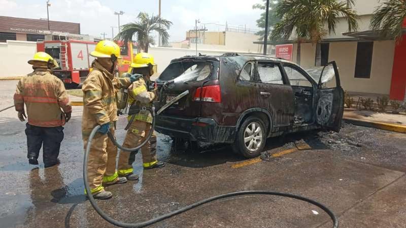 Los bomberos informaron sobre el incendio en el vehículo.