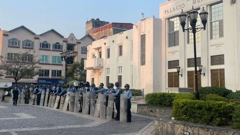 El Palacio Municipal amaneció lleno de policías por las amenazas de protesta.