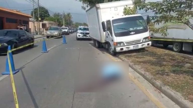 Mujer muerta en la 27 calle de SPS