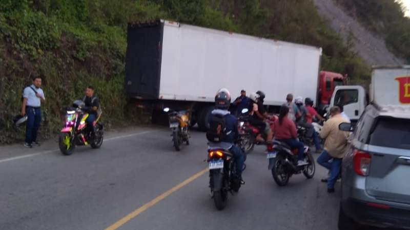 Camiones se colocaron para impedir el paso vehicular.