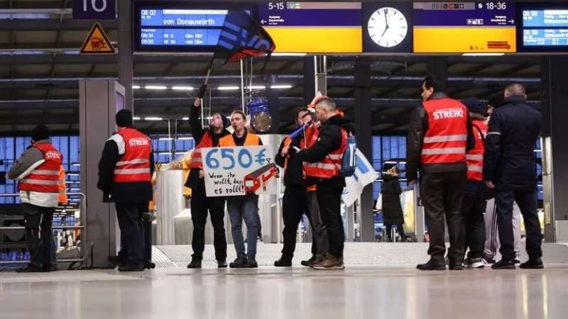 Los trabajadores protestan en la estación principal de trenes de Munich
