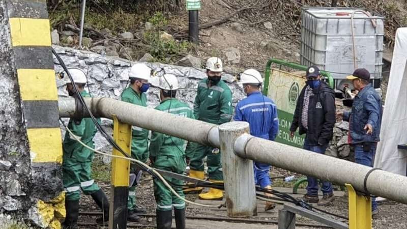 La Agencia Nacional de Minería (ANM) indicó que dos trabajadores fueron "rescatados con vida".