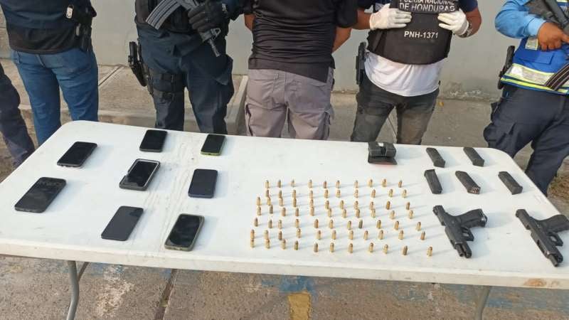Los policías decomisaron la droga, armas, municiones y celulares.