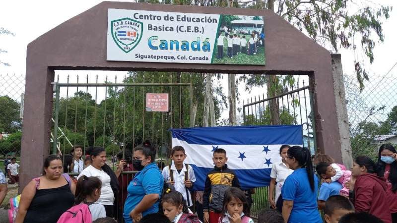 En la entrada de la escuela estaba la bandera de Honduras.