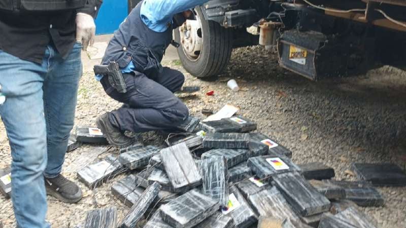 Momento en que las autoridades estaban sacando los paquetes de droga del camión.
