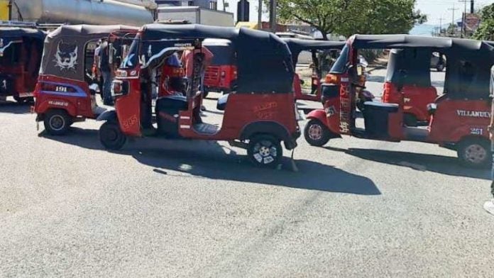 Conductores de mototaxi protestan en Villanueva