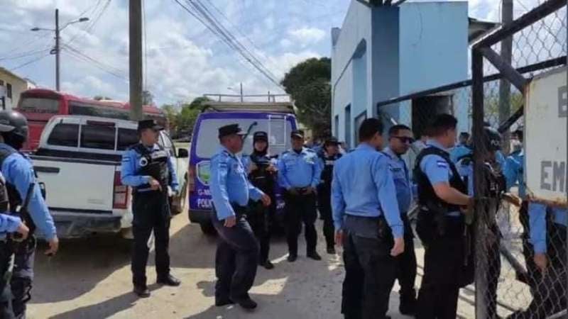 Varios oficiales se desplazaron para darle captura al responsable que le disparó a los agentes.