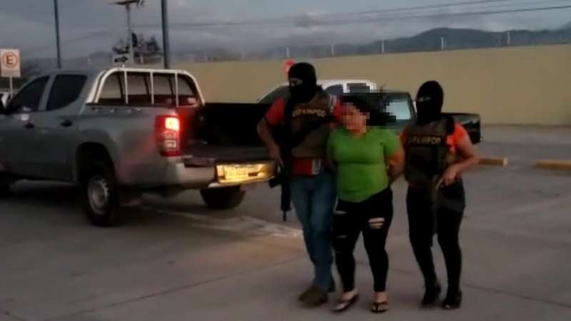 Momento en que trasladan a la mujer a las oficinas de DIPAMCO en Olanchito.