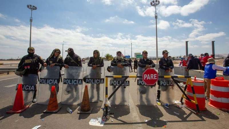 Perú militariza fronteras