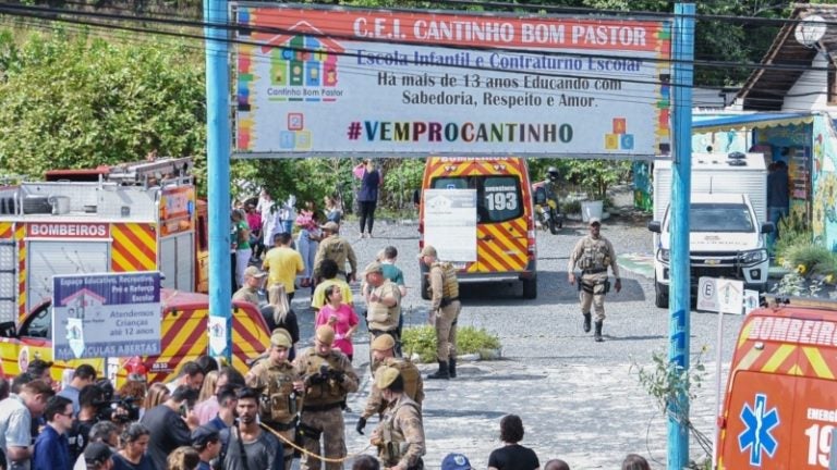 hombre mata a machetazos a 4 niños en Brasil