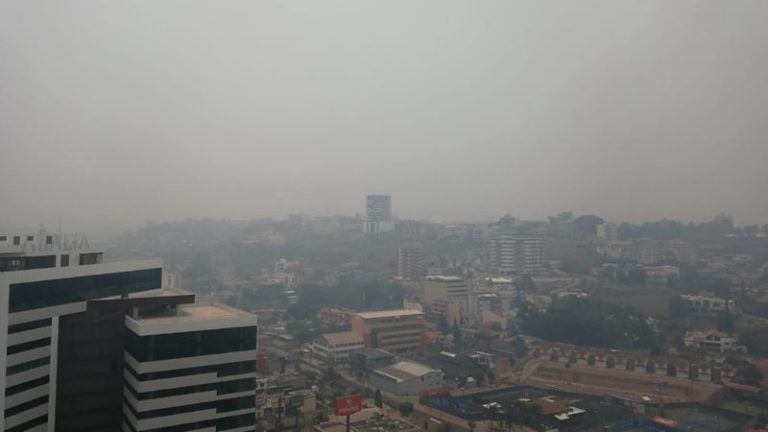 Tegucigalpa amanece bajo densa capa de humo por incendios