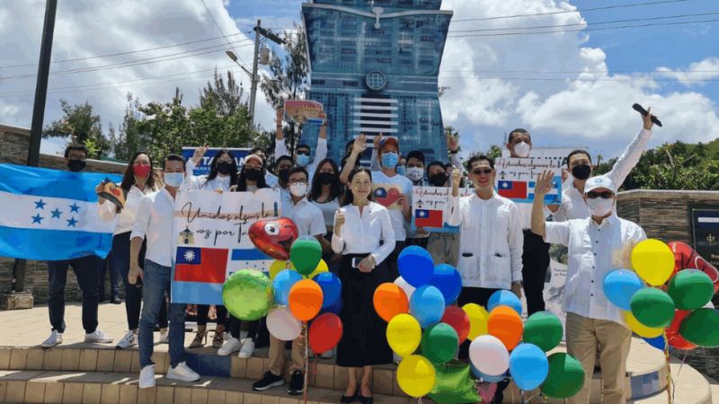 ayuda a becarios hondureños en Taiwán