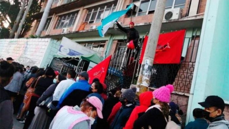 Colectivos de LIBRE se toman el centro de salud Alonzo Suazo, TGU