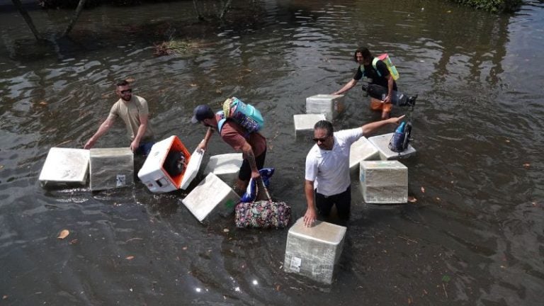 Continúa el rescate de afectados por tormenta en Fort Lauderdale