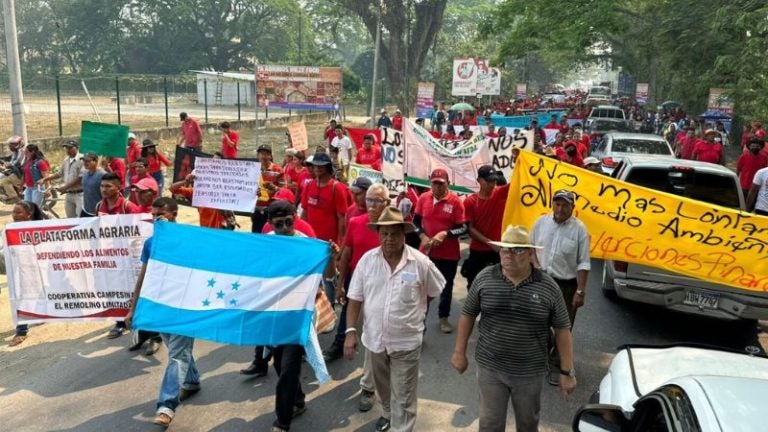 Campesinos de Colón se toman la carretera CA-13