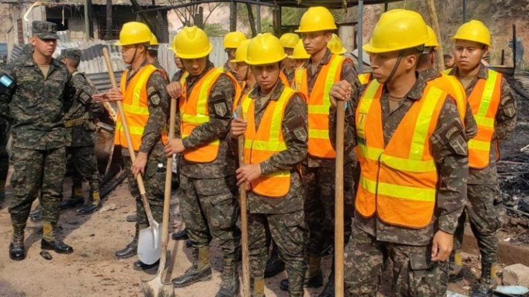 Militares remueven escombros de incendio que quemó 6 casas en TGU