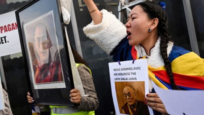 Tibetanos protestan en París