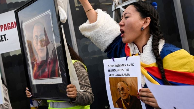 Tibetanos protestan en París