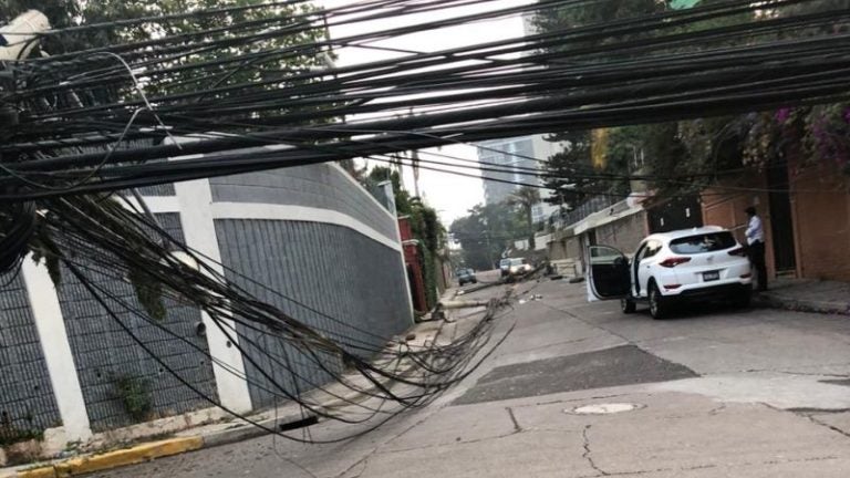 ¡Sin luz! Vehículo pesado tiró tres postes en Lomas del Guijarro