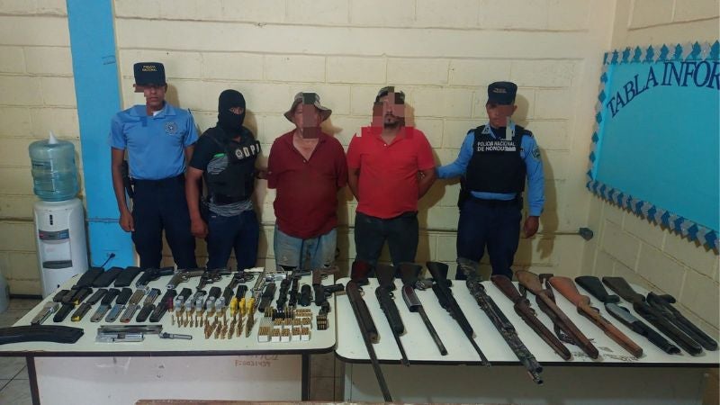 Padre e hijo son detenidos con arsenal de armas prohibidas en Olancho