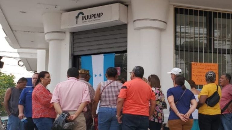 Tomado el INJUPEMP en La Ceiba: Exigen cumplir aumento a jubilación