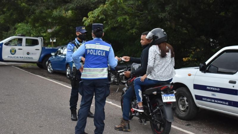 Motociclistas protestan sobre la libre circulación en casa Presidencial