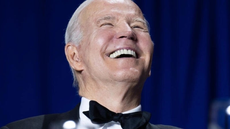 Joe Biden bromea cena Casa Blanca