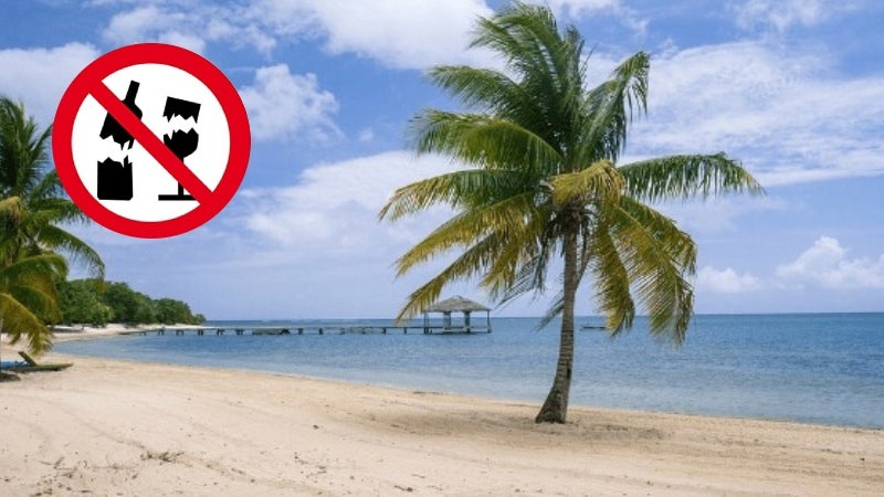 Roatán prohíbe botellas de vidrio playas