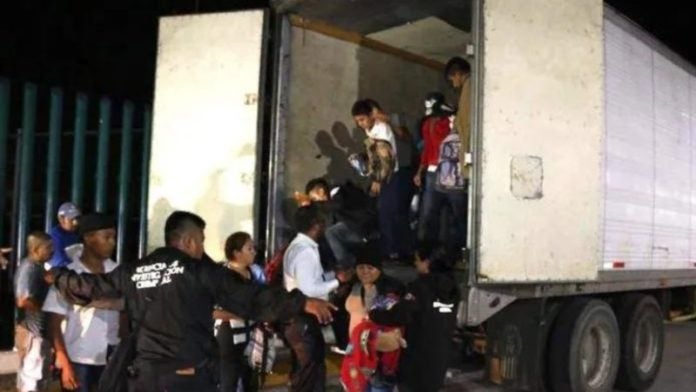 Rescatan migrantes tráiler México