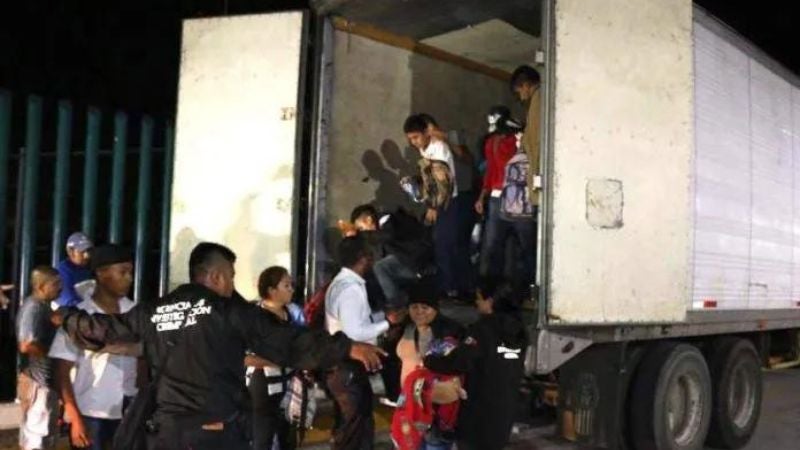 Rescatan migrantes tráiler México